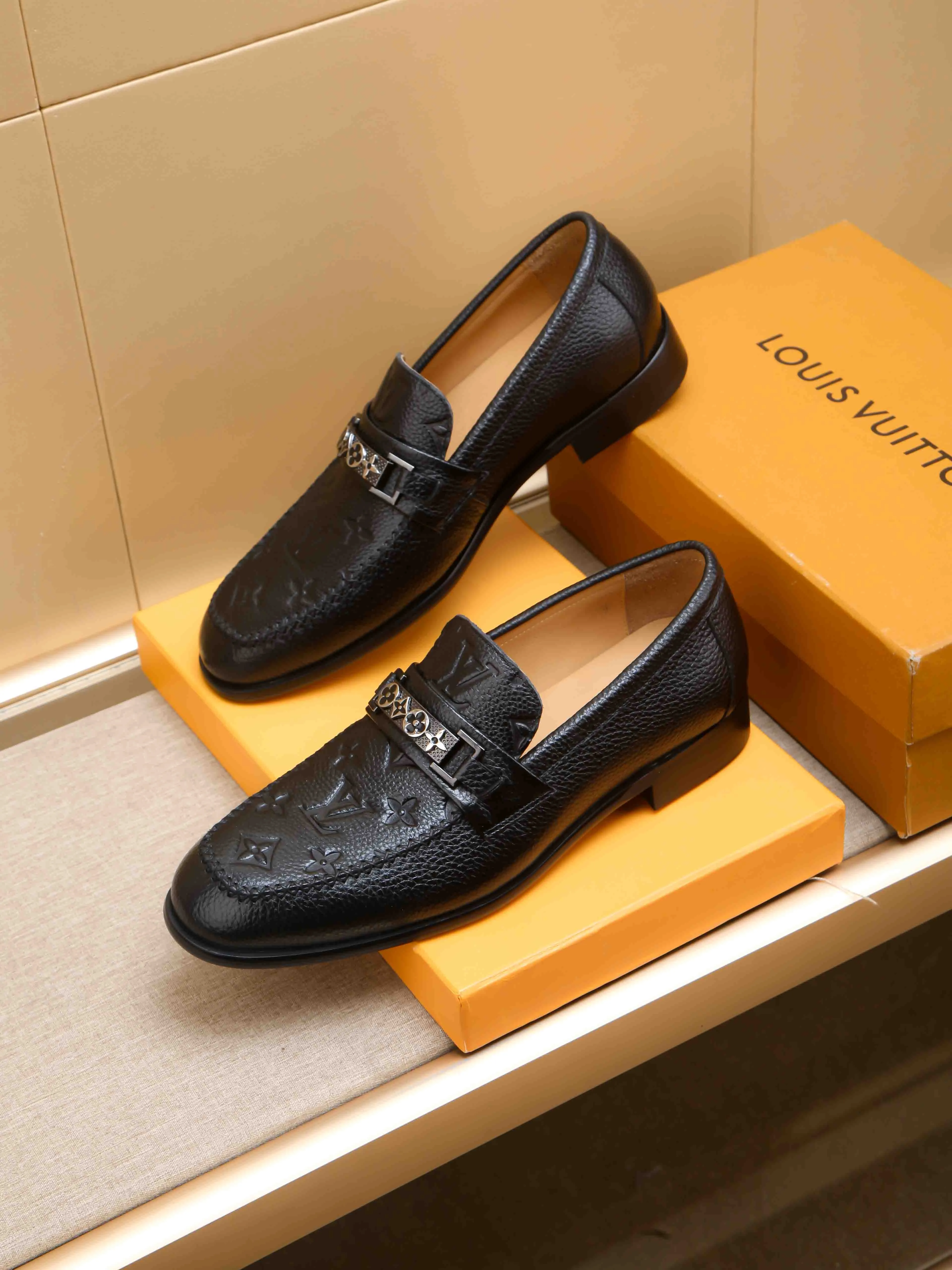 Men's shoes 💰 460 💰 Louis Vuitton LV ® 🆕 model 🔛Full shoe counter, first layer cowhide, 🐂leather lined casual shoes for men, super soft outsole, essential for driving. Counter synchronization, original first layer cowhide, completely 1:1 mold customization🌹top version, color optional! Number: 39-44 (customized at 38.45)
